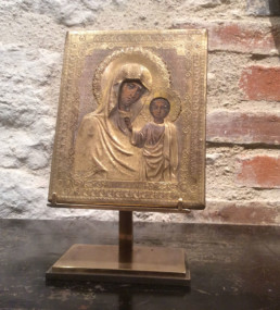 Présentation d'une icône sur un lutrin en bronze